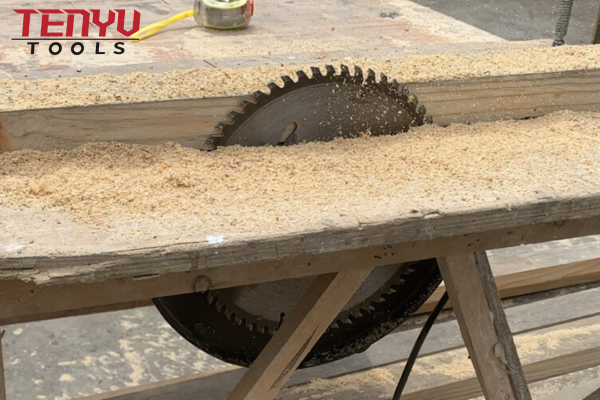 How-to-Cut-Melamine-Table-Saw