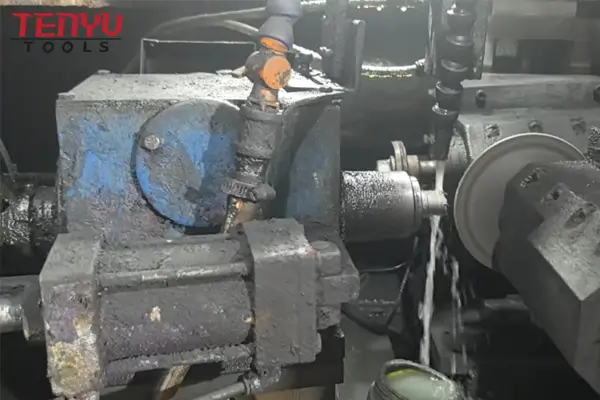 Automatic laser welding machine for hole saws